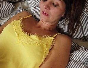012220_lucky_cameraman_gets_a_dirty_deepthroat_blowjob_from_hot_new_girl_daria_she_loves_sucking_and_swallowing