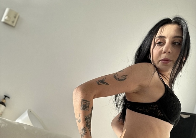012624_gorgeous_new_tattooed_new_girl_dora_first_time_on_the_couch_fingering_herself_to_real_orgasm