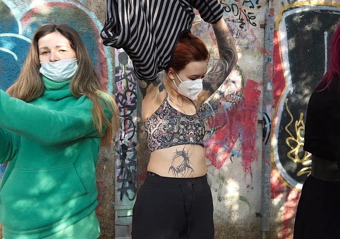 022423_spray_paint_graffiti_girls_cheri_josie_poppy_dancing_and_tagging