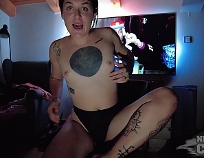 030122_on_vacation_with_sexy_tattoo_model_brille_masturbating_with_a_dildo_in_front_of_tv_and_blowjob_for_cameraman