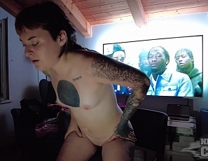 030122_on_vacation_with_sexy_tattoo_model_brille_masturbating_with_a_dildo_in_front_of_tv_and_blowjob_for_cameraman