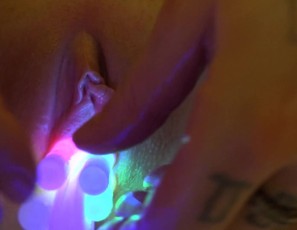 030416_glowstick_and_dildo_masturbation_with_nina