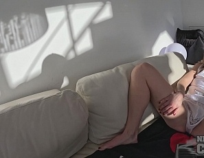 040126_new_amateur_model_27yo_ferrari_makes_herself_squirt_female_cum_with_the_hitachi_vibrator