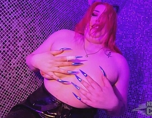 062024_pastel_bat_bbw_model_lubing_up_and_banging_herself_out_with_a_huge_pink_dildo_in_the_sauna