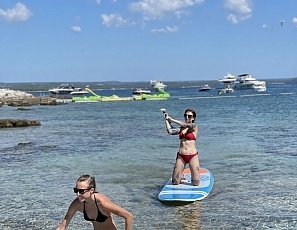 062323_beach_nude_chilling_and_stretching_on_vacation_with_miss_pussycat_brilla_cherry