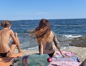 062323_beach_nude_chilling_and_stretching_on_vacation_with_miss_pussycat_brilla_cherry