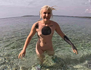 070726_underwater_naked_swimming_in_the_sea_while_on_vacation_with_brille