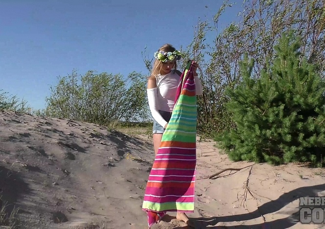 081716_hot_teen_candice_masturbating_out_in_the_open_on_a_public_beach