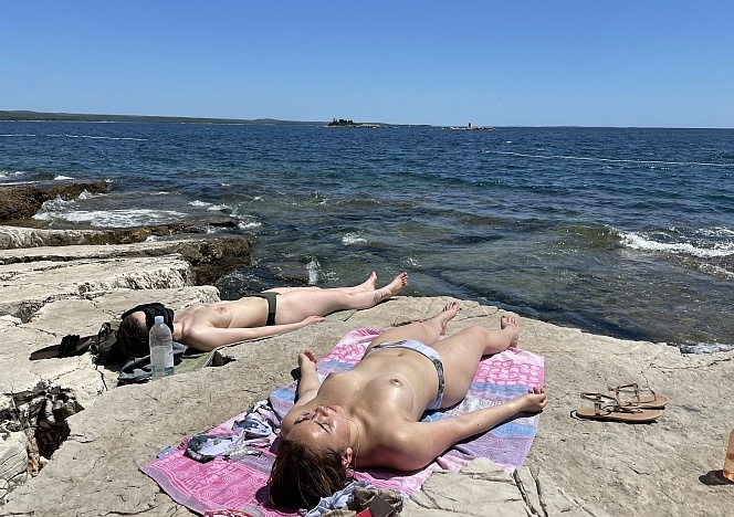 081722_4girl_naked_sunbathing_and_swimming_on_island_vacation_with_sammy_adriana_miss_pussycat_rebeka_ruby