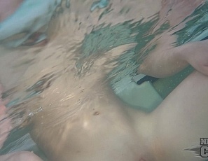 100721_18yo_matty_masturbating_underwater_in_a_jacuzzi_during_winter_big_thick_glass_dildo_sliding_in_and_out_of_her_tiny_slit