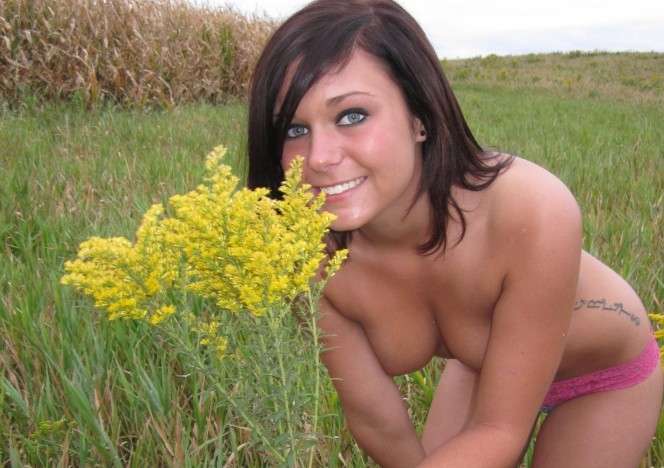 102210_maryjane_cornfield_firstfullnude