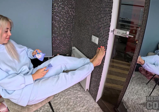 110525_candy_girl_rosalinda_naked_and_shy_in_front_of_a_mirror