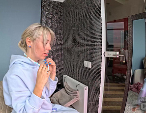 110525_candy_girl_rosalinda_naked_and_shy_in_front_of_a_mirror